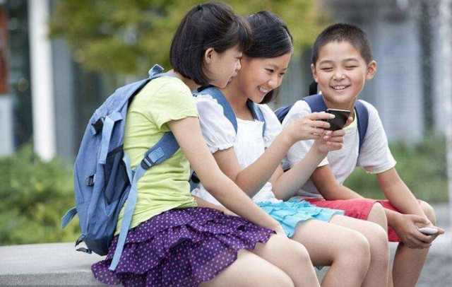 手机瘾新闻评论中小学生手机成瘾-第1张图片-太平洋在线下载